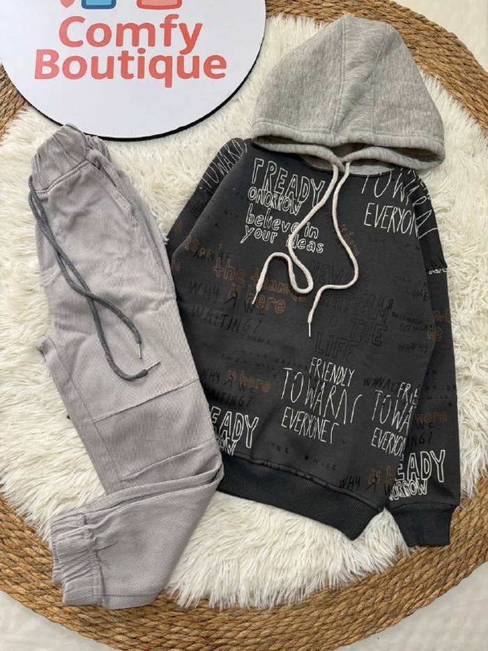 Mia with Mar7 collection